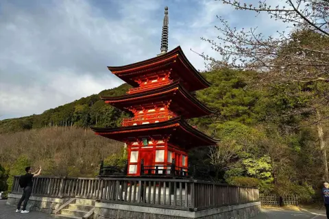 Piękna, czerwona pagoda w Japonii. Idealne miejsce na wycieczkę z biurem podróży, by poczuć ducha tego kraju.