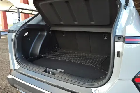 Otwarty bagażnik Hyundai Kona z siatką zabezpieczającą. Sprawdź, jak duży jest hyundai kona pojemność bagażnika.