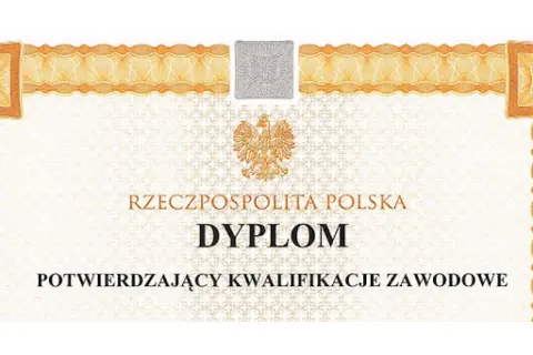Fragment dyplomu Rzeczypospolitej Polskiej potwierdzającego kwalifikacje zawodowe.