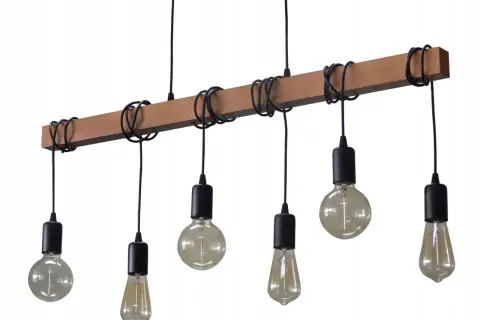 Drewniany żyrandol loft z sześcioma żarówkami w stylu retro, zawieszony na czarnych kablach.