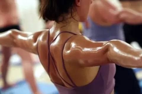 Hot Joga: Co to? Korzyści, zagrożenia i jak zacząć