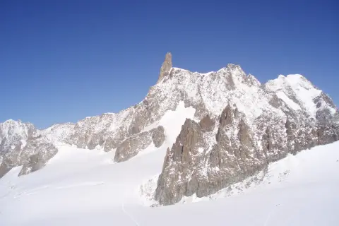 Majestatyczny, ośnieżony najwyższy szczyt Alp, Mont Blanc, góruje nad lodowcem w słoneczny dzień.