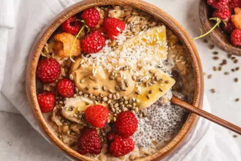 Pudding chia z bananem, malinami i masłem orzechowym. Idealne na zdrowe śniadanie, to jedne z najlepszych nasiona chia przepisy.