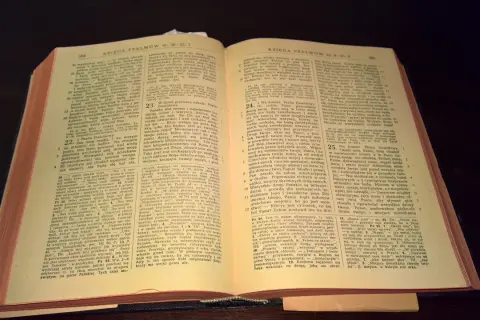 Czy Stary Testament obowiązuje katolików? Wyjaśnienie roli i znaczenia w wierze