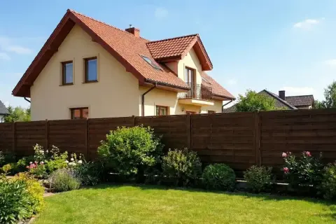 Piękny ogród i dom. Potrzebujesz zgody na wejście na działkę sąsiada wzór?