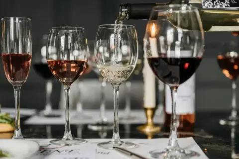 Degustacja win: różowe, białe i czerwone. Warto wiedzieć, ile procent ma wino, by docenić jego jakość.