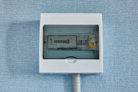 Skrzynka z bezpiecznikami i licznikiem energii elektrycznej. Wygląda na to, że jest brak prądu w gniazdkach, ale bezpieczniki są ok.