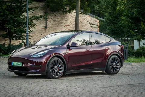 Tesla ile do 100 km/h - porównanie przyspieszenia modeli, które zaskakuje