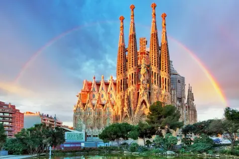 Tęcza nad Sagrada Familia, jedną z najsłynniejszych budowli świata, w słonecznym blasku.