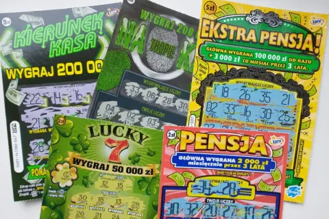 Kilka zdrapek Lotto z różnymi motywami i kwotami wygranych.