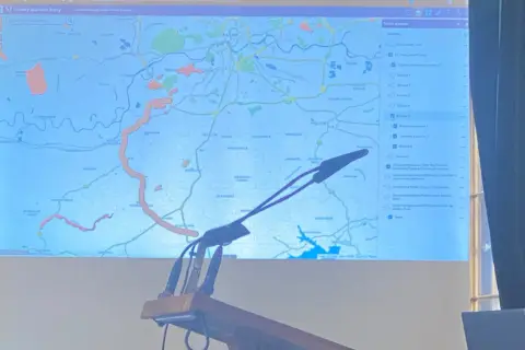 Mapa prezentująca nowy wariant trasy S7 Kraków-Myślenice z zaznaczonymi obszarami i warstwami.
