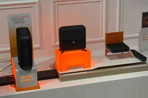 La nouvelle Livebox 7, puissante et élégante, est présentée aux côtés d'un décodeur TV 6.