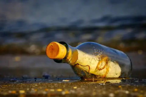 Butelka z wiadomością na plaży. Zastanawiasz się, co napisać do byłej dziewczyny? Może to jest ta wiadomość.