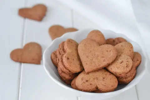 Cuore di biscotti integrali da colazione, perfetti per iniziare la giornata con dolcezza e salute.