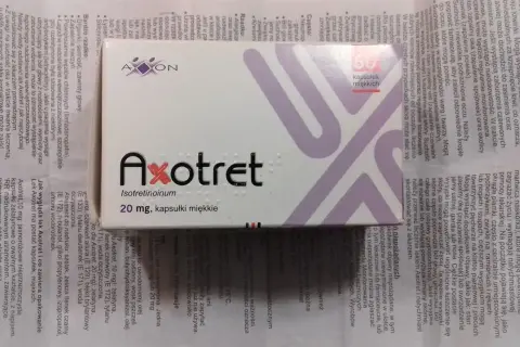 Opakowanie leku Axotret z kapsułkami miękkimi.