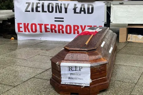 Trumna z napisem "R.I.P. Polskie Rolnictwo" i flagą Polski symbolizuje protest przeciwko polityce, która jest postrzegana jako wylęgarnia zła dla rolników.