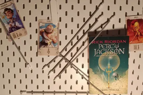 Złodziej pioruna: Recenzja książki i serialu Disney+. Czy warto?