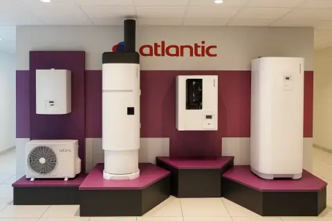 Plusieurs pompes à chaleur Atlantic sont exposées. Renseignez-vous sur le tarif entretien pompe à chaleur Atlantic pour un confort optimal.