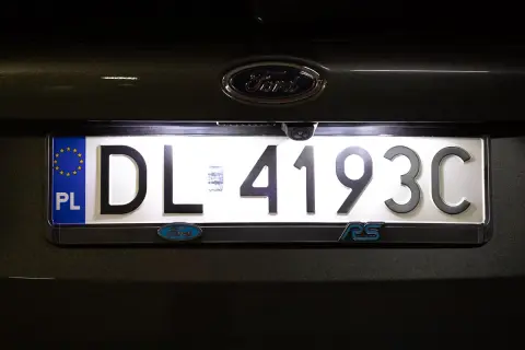 Oświetlenie tablicy rejestracyjnej Ford Focus RS. Szukasz informacji, jakie żarówki do oświetlenia tablicy rejestracyjnej będą najlepsze?