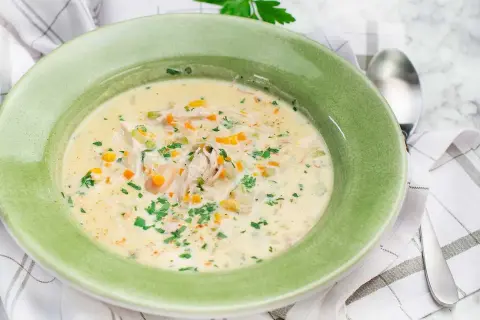 Krämig kycklingsoppa med morötter och persilja, perfekt för ett värmande kycklingsoppa recept.