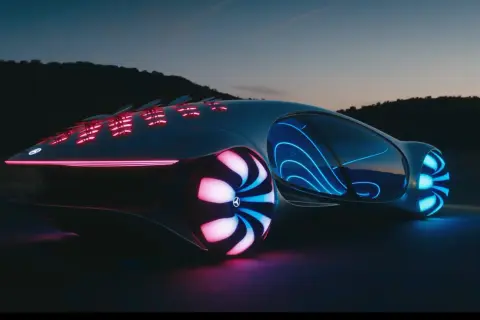 Futurystyczny Mercedes Vision AVTR z neonowymi światłami i podświetlanymi kołami, gotowy na nocną podróż.