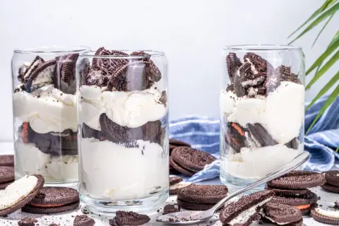 Cremiges Oreo Tiramisu in Gläsern geschichtet, mit ganzen und zerbrochenen Keksen garniert. Ein süßer Genuss!