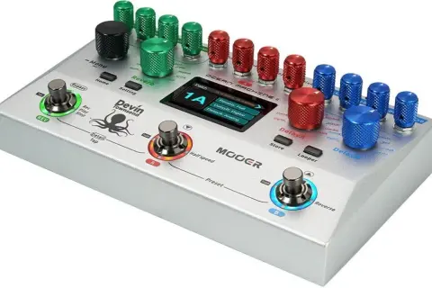 Srebrny Mooer Ocean Machine z pokrętłami w kolorach zielonym, czerwonym i niebieskim. Urządzenie ma ekran i dwa pedały.