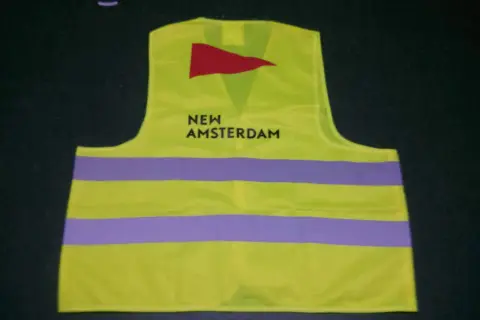 Kamizelka odblaskowa w kolorze limonkowym z napisem "NEW AMSTERDAM" i czerwonym logo. To przykład znakowania odzieży.