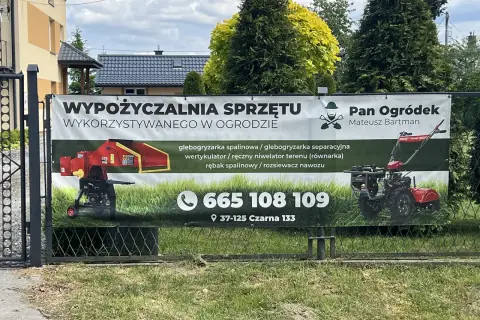 Baner "Pan Ogródek" informuje, ile kosztuje baner reklamowy na płocie, oferując wynajem sprzętu ogrodniczego.