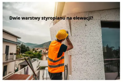 Budowlaniec montuje dwie warstwy styropianu na elewacji domu.