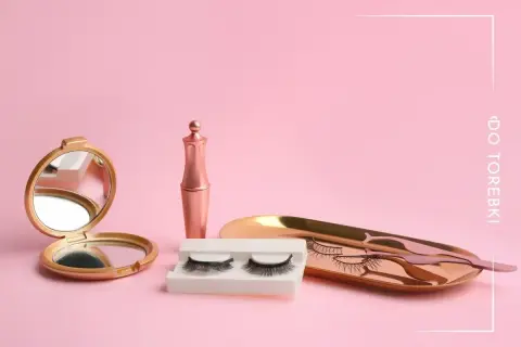 Zestaw do rzęs magnetycznych: lusterko, eyeliner, rzęsy i pęseta na różowym tle.