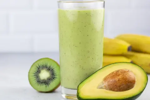 Zielony koktajl z awokado, kiwi i bananów. Pyszny i zdrowy napój.
