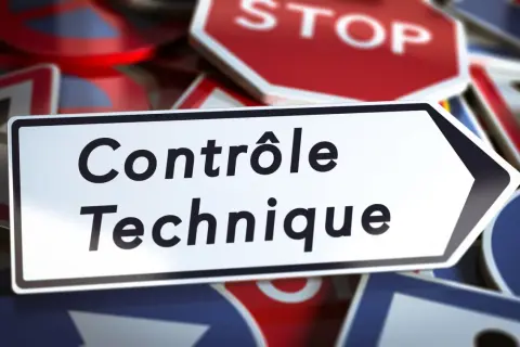Panneau "Contrôle Technique" sur fond de panneaux de signalisation variés, dont un STOP. Attention, votre contrôle technique est dépassé !