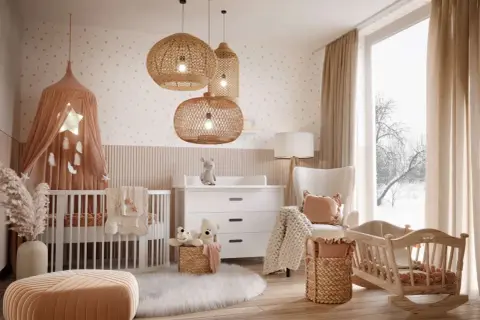 Przytulny, beżowy pokój dla niemowlaka z wiklinowymi lampami, łóżeczkiem i bujaczkiem.