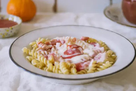 Fusilli z kremowym sosem i kawałkami owoców. Pyszny makaron na słodko, idealny na deser.