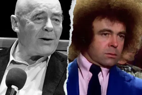 Dwaj artyści: łysy mężczyzna przy mikrofonie i mężczyzna z burzą włosów w niebieskiej marynarce. Może to scena z Kabaretu Dudek, gdzie ucz się Jasiu!