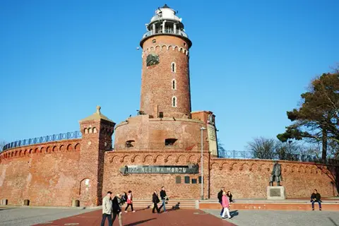 Ile schodów ma latarnia morska w Kołobrzegu? Przygotuj się na wspinaczkę!