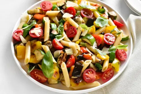 Bunter Nudelsalat ohne Mayo mit Penne, gegrilltem Gemüse, Kirschtomaten und Parmesan. Ein leichter Genuss!