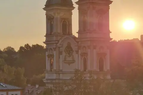Dlaczego biją dzwony w kościele o 22? Odkryj ich prawdziwe znaczenie