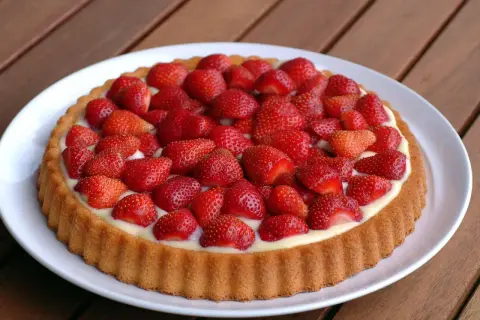 Ein köstlicher Obstboden mit Biskuitboden, gefüllt mit Vanillecreme und belegt mit frischen Erdbeeren. Ein perfektes Rezept für den Sommer.