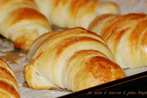 Cornetti con lievito madre dorati e fragranti, appena sfornati, pronti per una colazione perfetta.