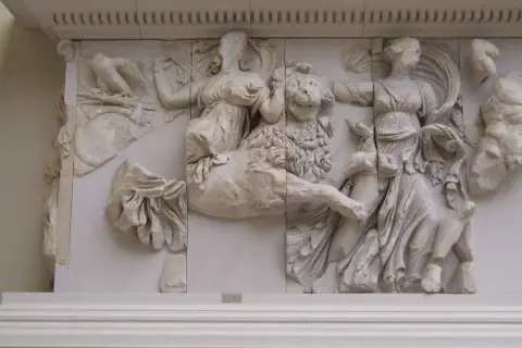 Bas-relief antique représentant Rhéa, l'épouse de Cronos, aux côtés d'un lion.