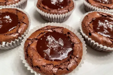 Kladdmuffins med chokladkola, toppade med flingsalt. Perfekta för fikat!