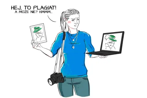 Fotografka trzyma zdjęcie i laptop z tym samym portretem kobiety w kapeluszu.