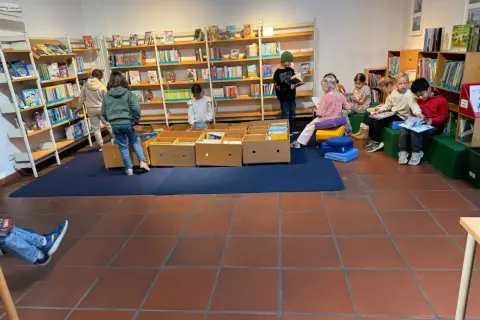 Kinder entdecken in der Bibliothek Wiehl spannende Bücher.