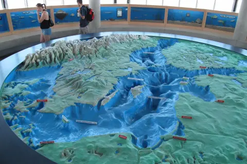 Model dna morskiego z zaznaczoną głębią Landsort (459m). W tle wystawa ryb.