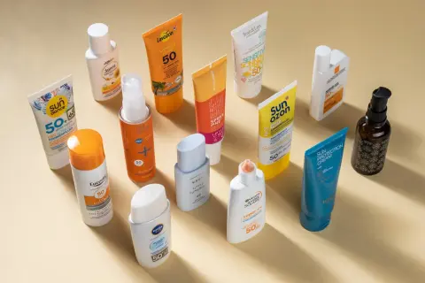 Sonnencremes mit Diethylamino Hydroxybenzoyl Hexyl Benzoate für den Schutz vor UV-Strahlung.