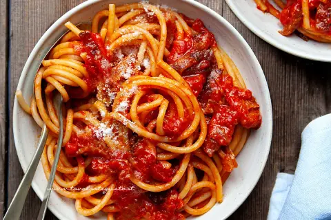 Un piatto di bucatini all'amatriciana, con guanciale croccante e pomodoro. Ecco come si fa l'amatriciana, un classico della cucina romana.