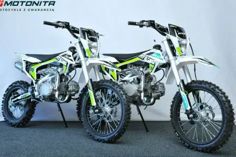 Dwa biało-zielone motocykle typu pit bike stojące obok siebie.