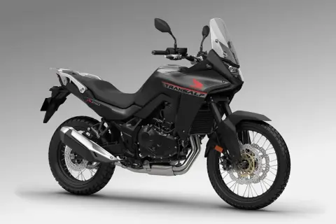 Honda Transalp 750 negra, lista para la aventura. Su peso es ideal para dominar cualquier terreno.